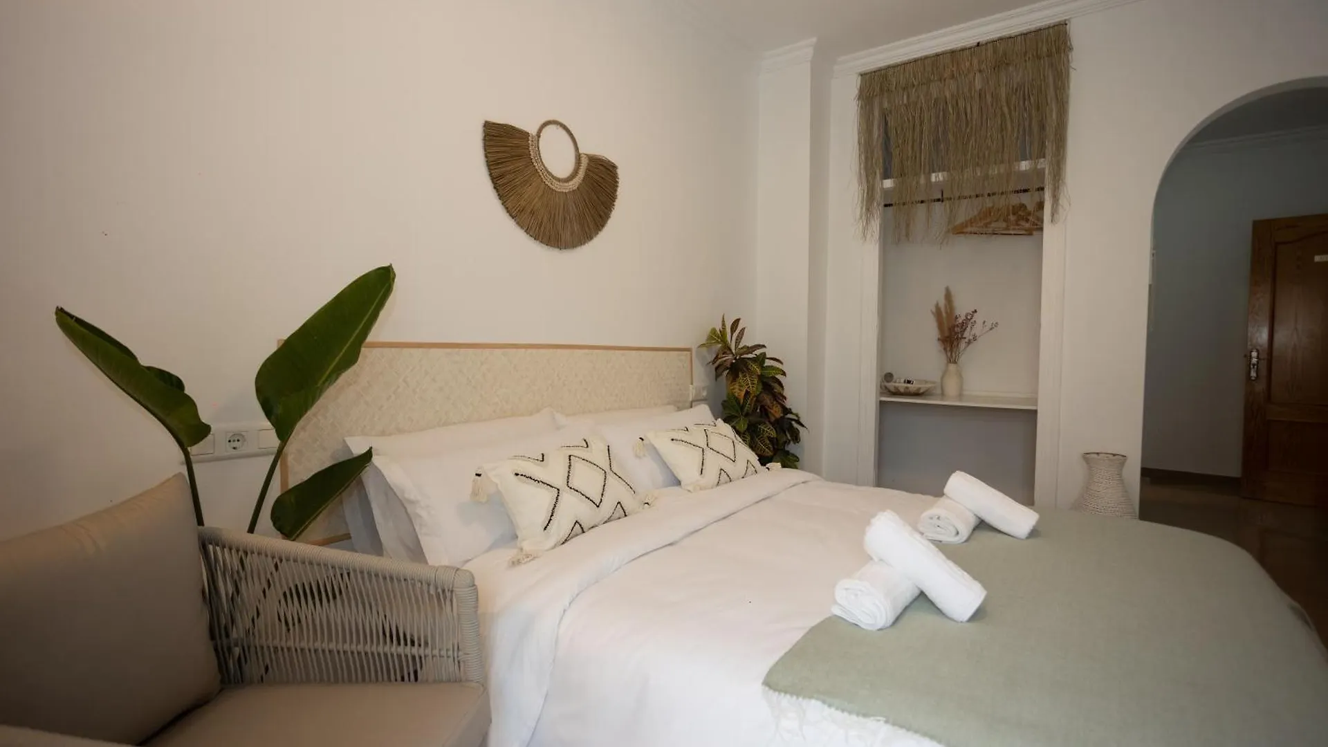 Naim Guest House נרחה ספרד