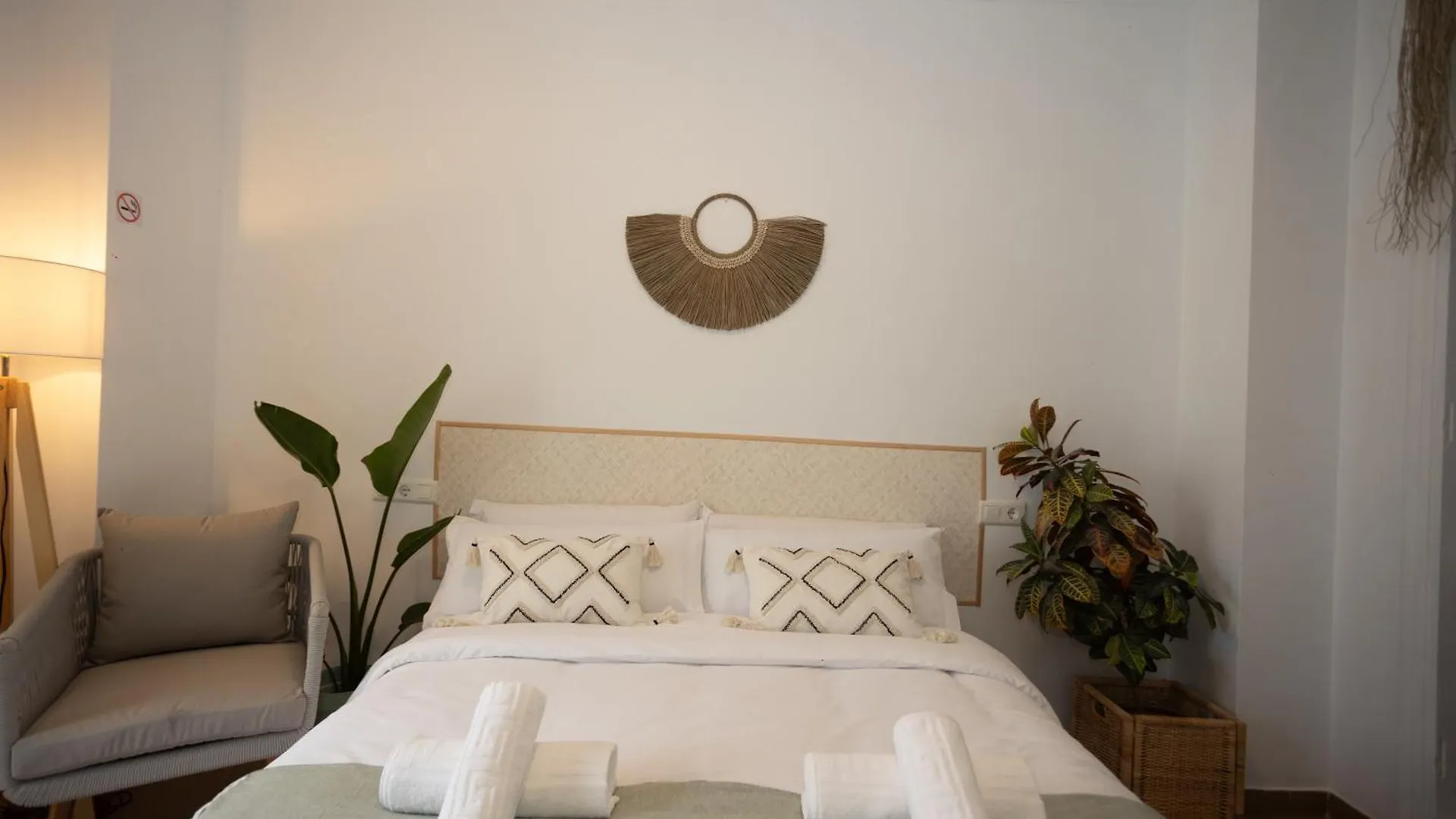 Naim Guest House נרחה ספרד